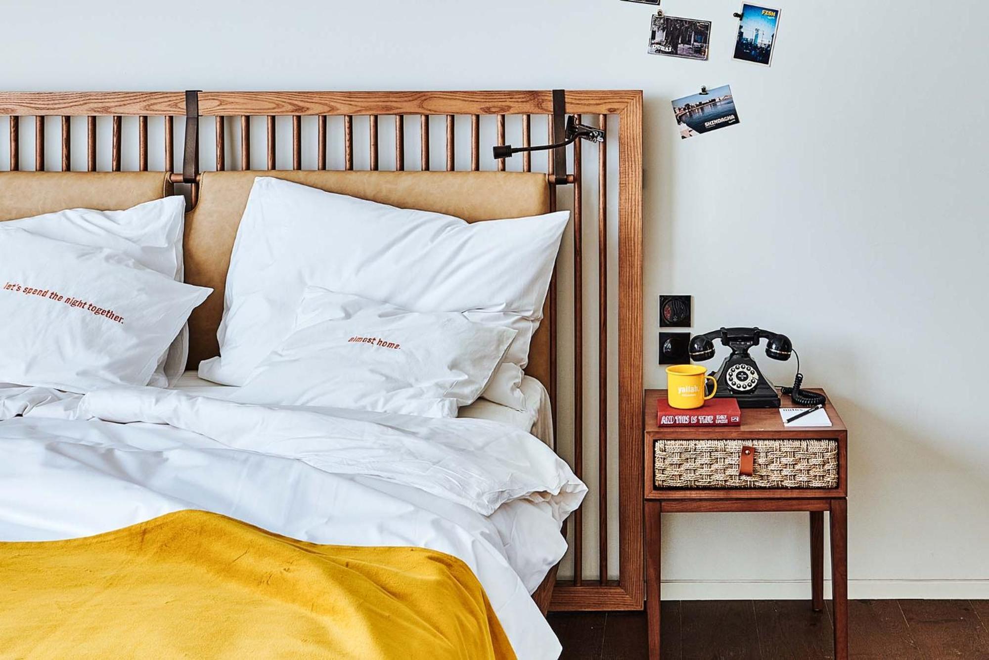 25Hours Hotel Dubai One Central Ngoại thất bức ảnh A bed with a nightstand