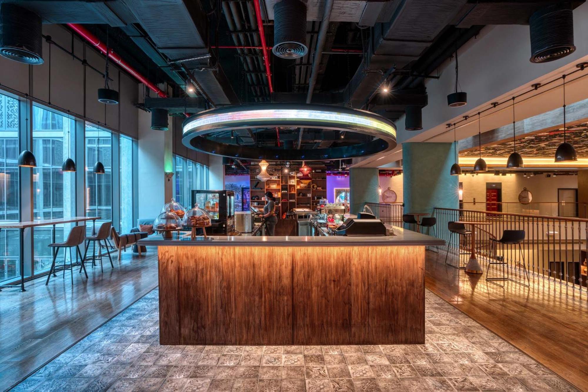 25Hours Hotel Dubai One Central Ngoại thất bức ảnh The bar at the 10th floor